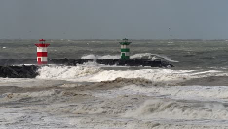 Sturm-Auf-See,-Winde,-Große-Wellen-Treffen-Leuchttürme-In-Scheveningen,-Den-Haag,-Niederlande