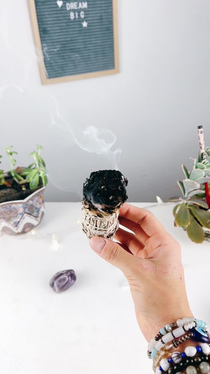 palito de mancha de salvia en llamas