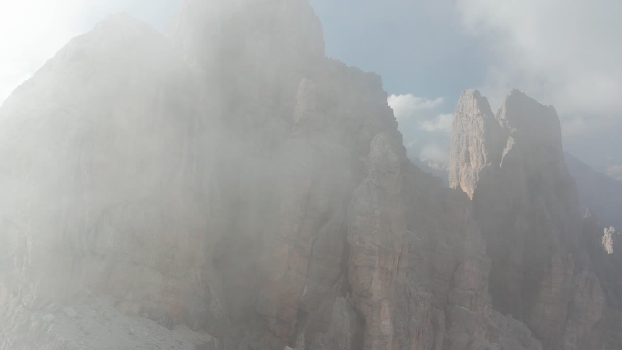 낮은 구름과 햇빛이 있는 크로다 다 라고 산봉우리의 공중