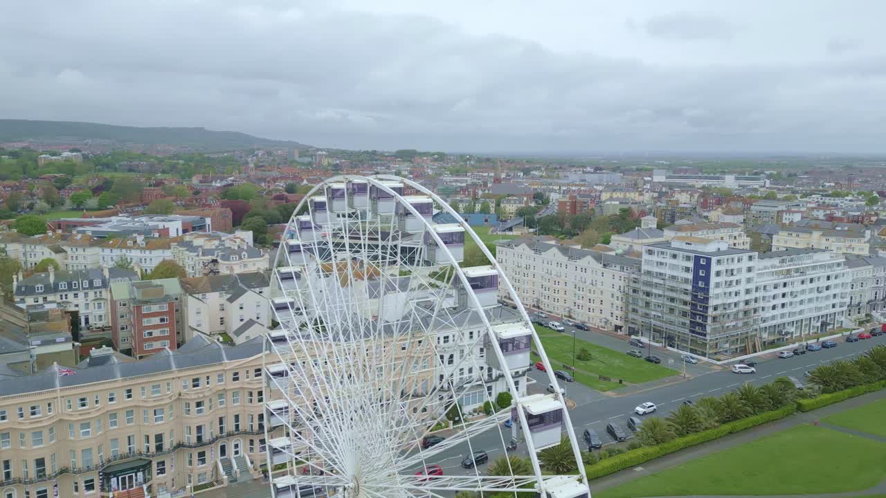 이스트본 거대 페리스  ⁇ 을 돌아다니며