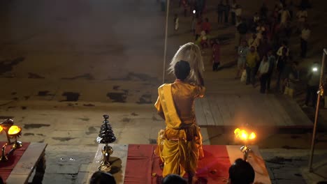 priest performing gange aarti in varanasi