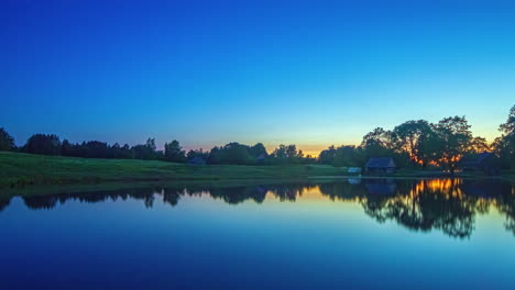 Amanecer-Dorado,-Timelapse-De-Una-Casa-En-El-Lago-Con-Impresionantes-Reflejos