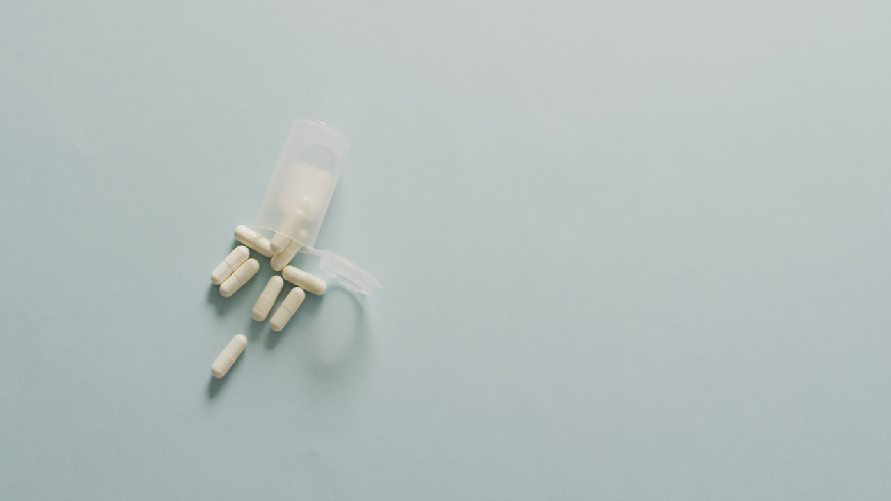 ⁇ 색 배경 에 있는  ⁇ 색 알약 상자 의 클로즈업 영상