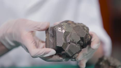 cristal de pirita exhibido en las manos