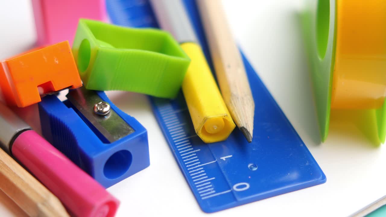 artículos escolares de colores