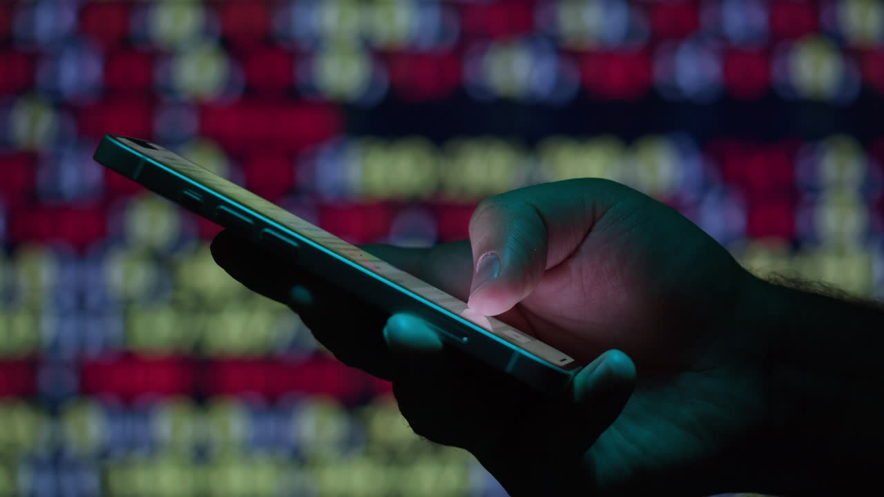 persona que utiliza un teléfono inteligente por la noche