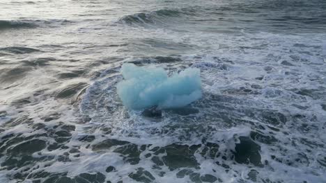 Drohnenaufnahme-Eines-Gletschers-Am-Diamond-Beach-In-Island-Im-Winter-Mit-Schwarzem-Sand