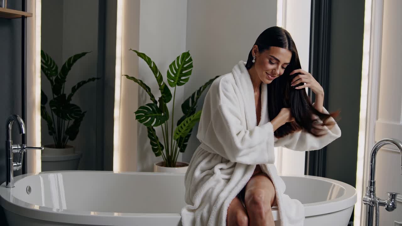 현대적인 욕실에서 휴식을 취하는 여자