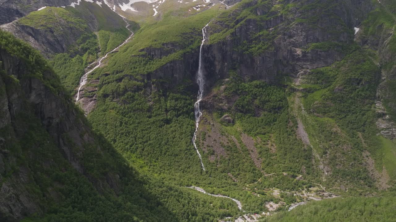 la cascada de volefossen cae en cascada por una exuberante ladera verde de una montaña en noruega, vista aérea