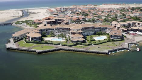 Vistas-Aéreas-De-Drones-De-La-Ciudad-De-La-Playa-Vieux-bocau-les-bains-En-El-Sur-De-Francia