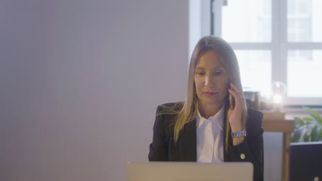 hermosa mujer de negocios caucásica haciendo una llamada telefónica