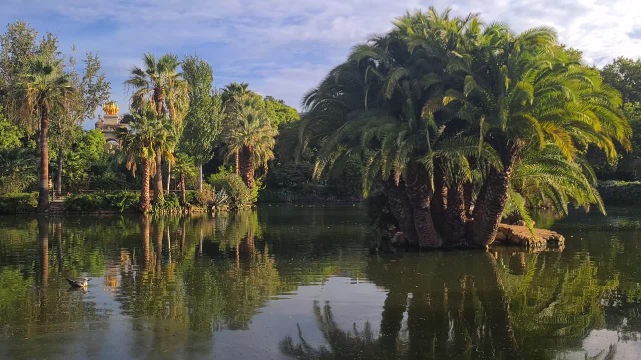 Paesaggio idilliaco del Parco della Ciutadella, Barcellona, Spagna, lago e vegetazione lussureggiante in una mattina di sole