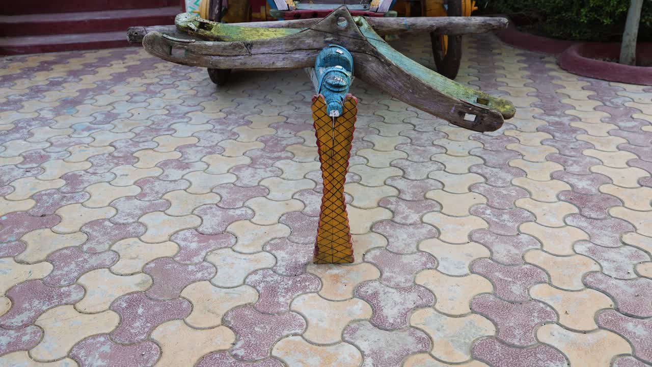 sistema de transporte de carros de bueyes de madera vintage por la noche