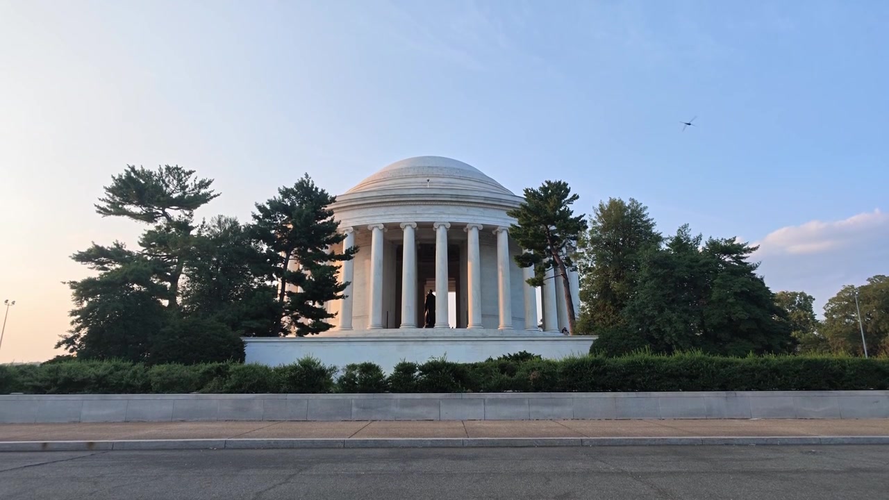 Memorial Thomas Jefferson em Washington DC ao anoitecer.