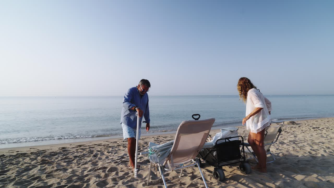 personas disfrutando de un día soleado en la playa