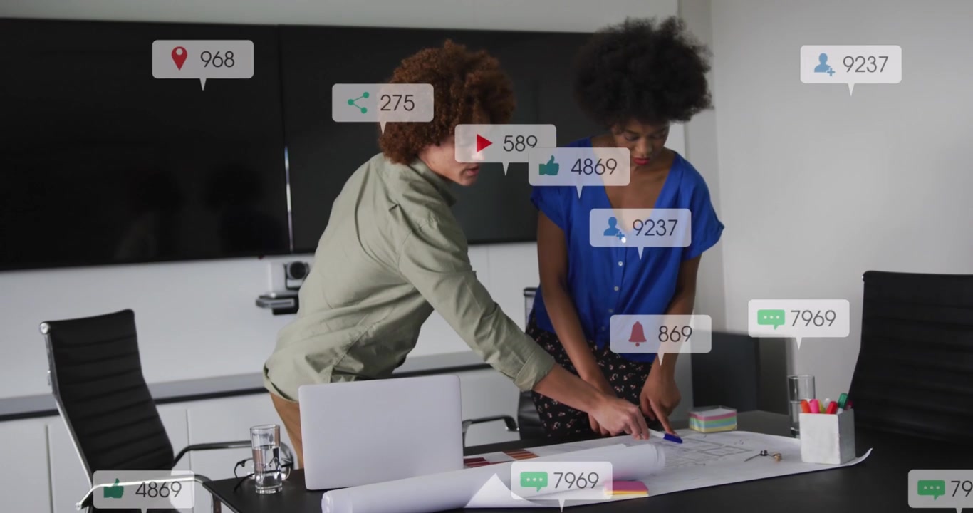 Colleghi che collaborano a un progetto con sovrapposizione di analisi dei social media