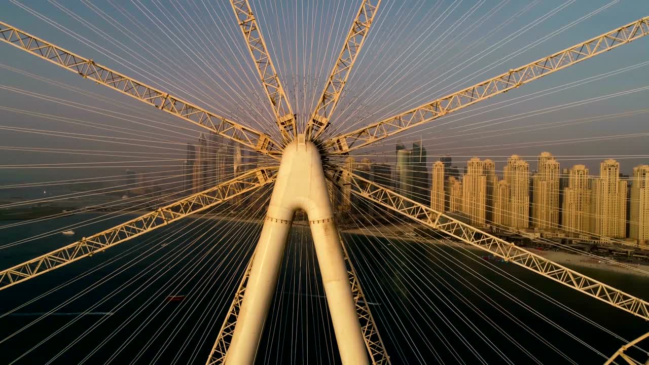 두바이에서 건설 중인 페리스 을 지나가는 공중 사진.