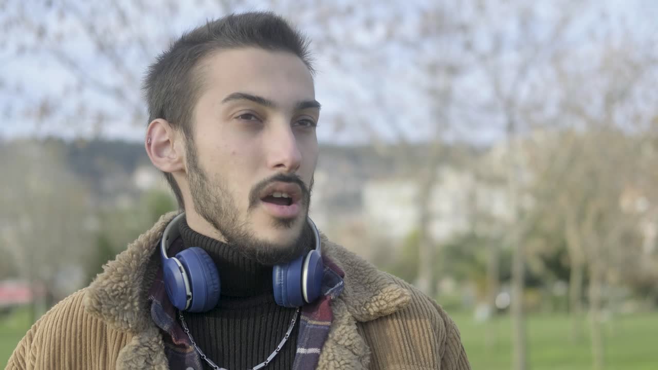 joven con auriculares de una oreja