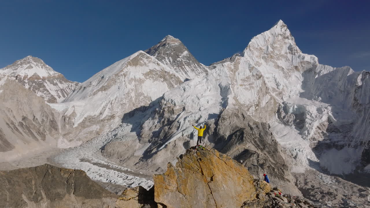drone captura a un caminante alegre en el punto de vista de kalapatthar después de una exitosa caminata, campamento base del everest, nepal