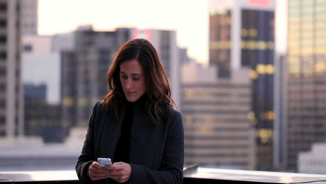 Vista-Frontal-De-Una-Hermosa-Mujer-De-Negocios-Caucásica-Usando-Un-Teléfono-Móvil-4k