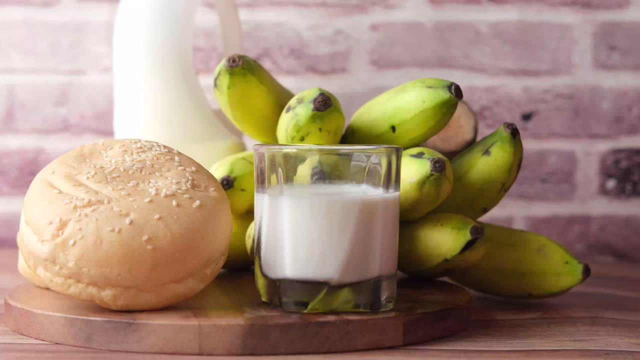 leche, plátanos y pan