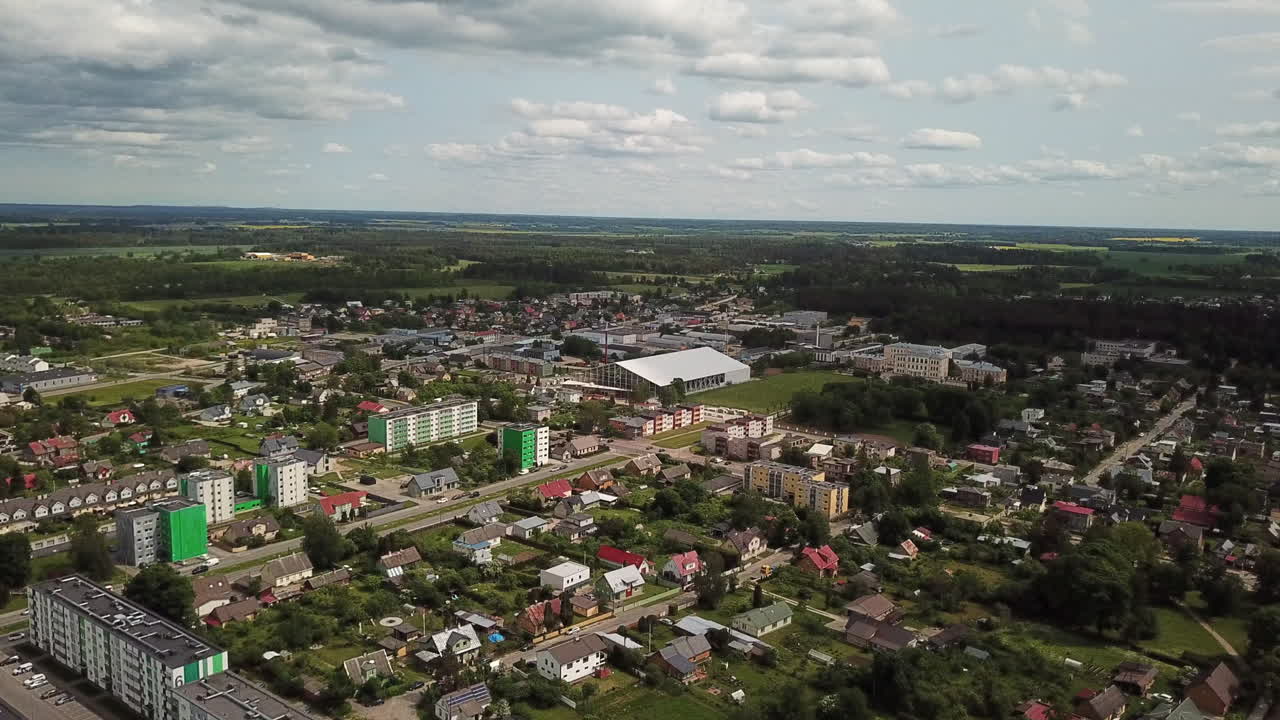 Kinematograficzne ujęcie z oddalenia 4K: budowa kompleksu edukacyjnego i nowoczesnej hali piłkarskiej w Rakvere, ujęcie z lotu ptaka, 2025.