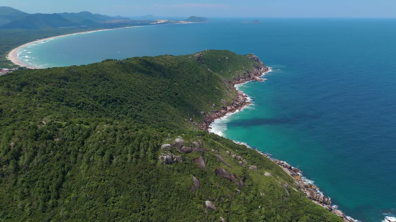 Filmisk droneflyvning over Bededyssen (Dólmen da Oração), der afslører gamle klippeformationer og panoramaudsigt over Florianópolis-kysten. Et helligt oprindeligt sted.
