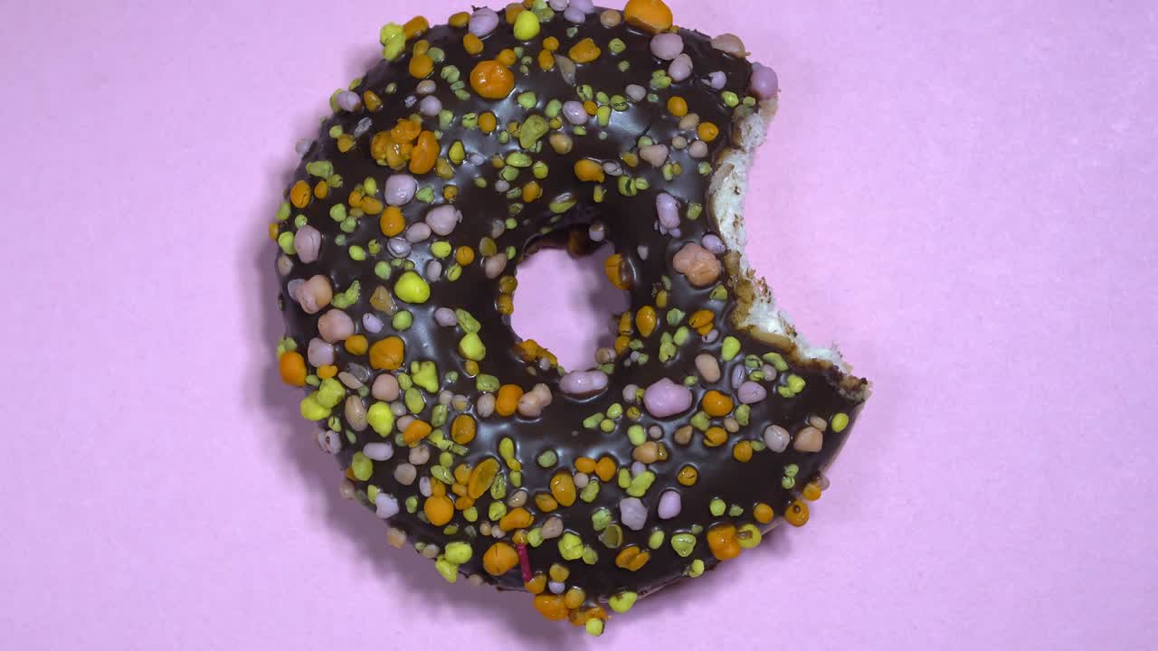delicioso y dulce donut girando sobre un fondo de colores