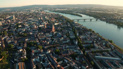 volando hacia una soleada mañana de verano en mainz con un dron y el río rin con su viejo puente al fondo