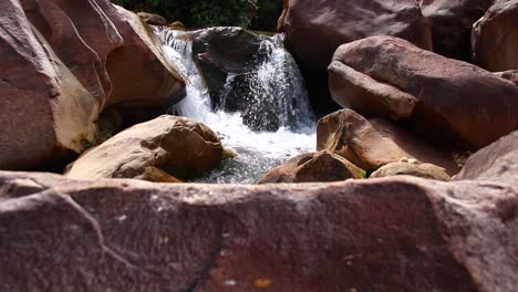 Hermosas-Aguas-En-Cascada-A-Lo-Largo-De-Rocas-Masivas-En-La-Cascada-De-La-Bolsa-De-Ternera-En-Las-Montañas-Kampong-Trach-De-Kampot,-Camboya