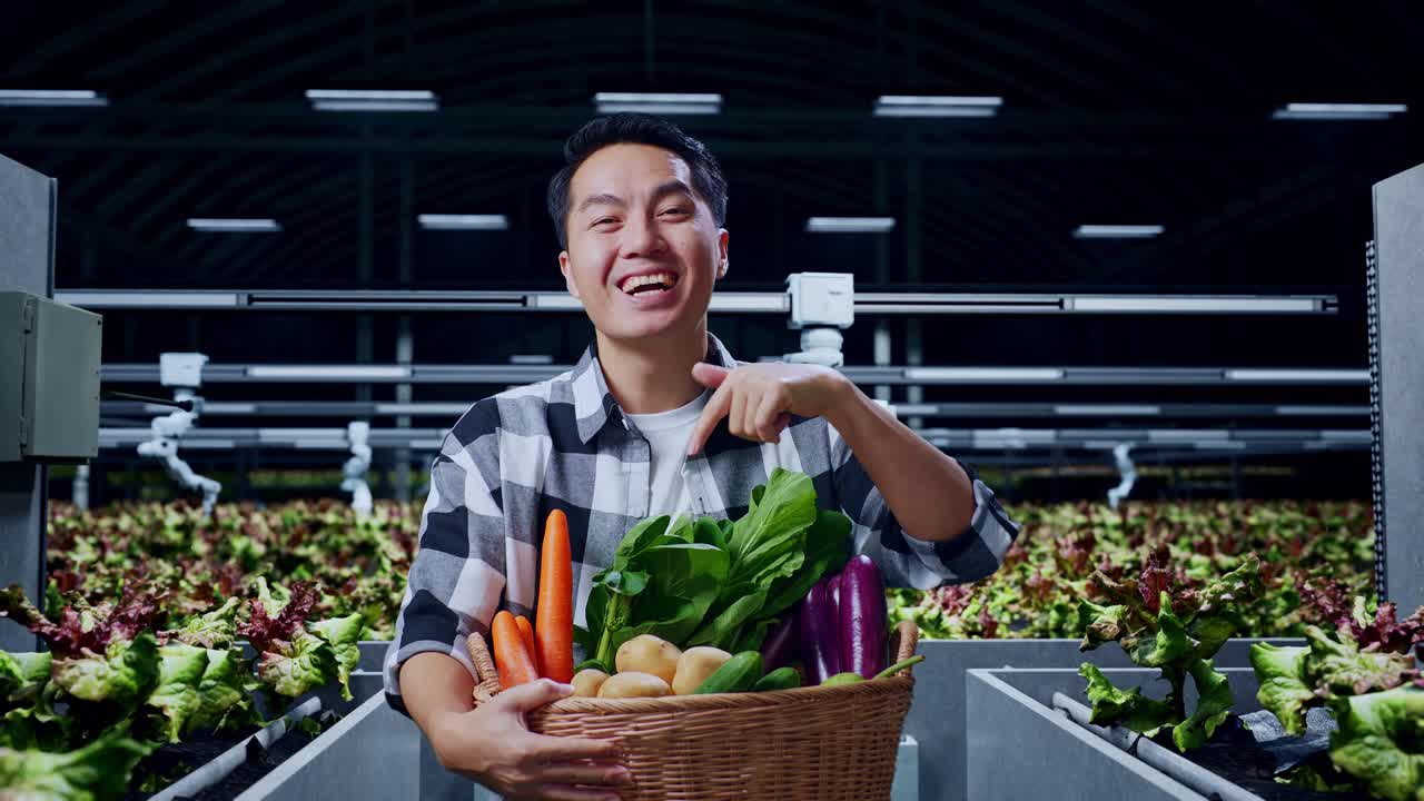 야채 바구니와 함께 아시아 남성 농부 스마트 농장에서 ooh 얼굴을