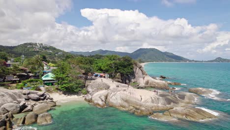 Wunderschöne-4k-drohnenaufnahmen-Des-Strandes-Und-Einzigartiger-Felsmerkmale-Am-Hin-Ta-Hin-Yai-Beach-Auf-Koh-Samui-In-Thailand