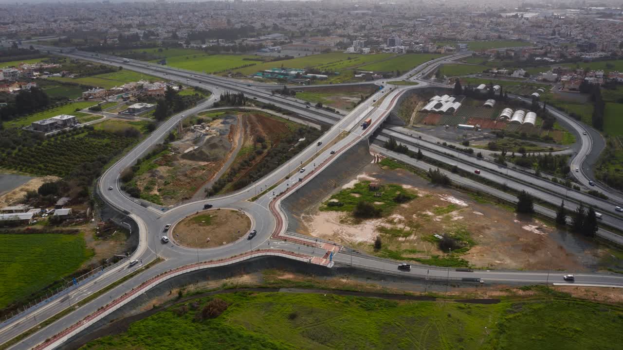 고속도로 교차로와 교통 서클의 빠른 이동 공중 시간 경과