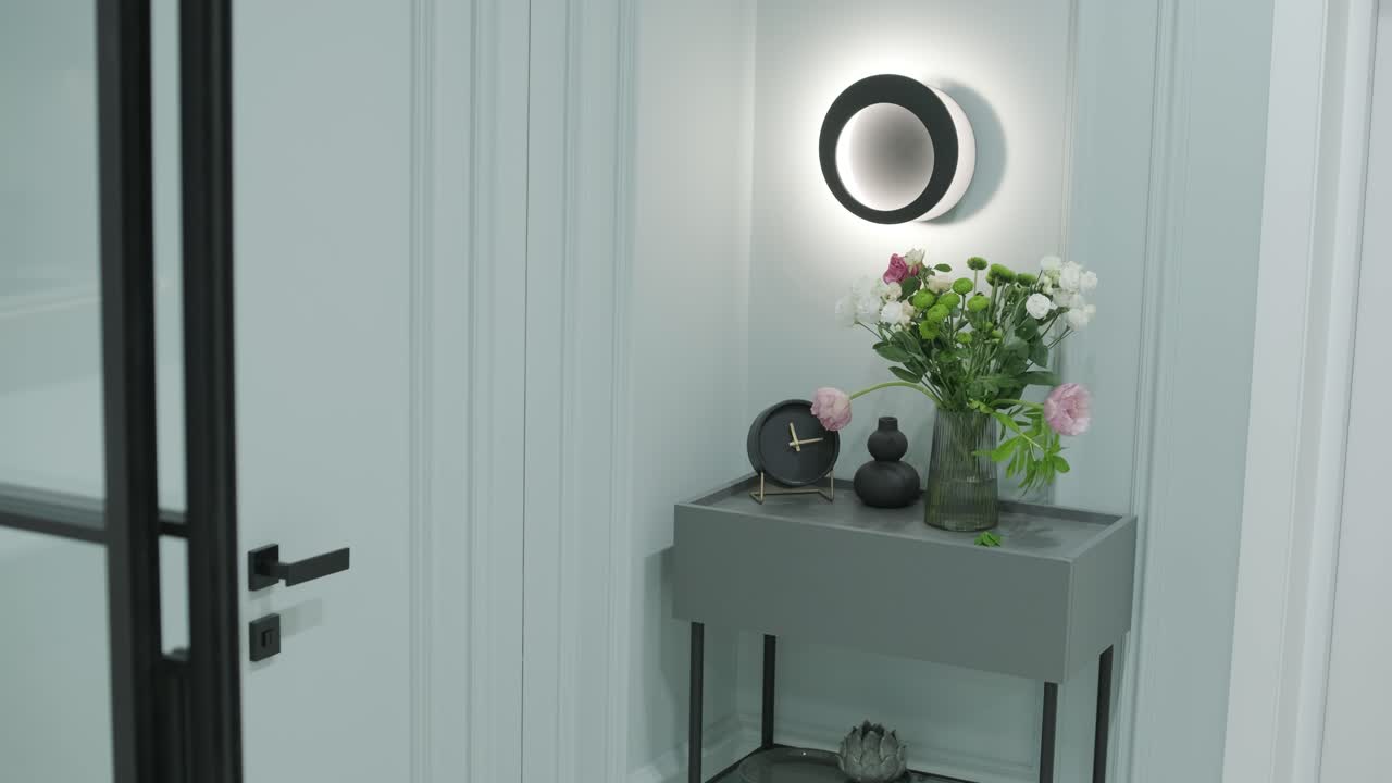 pasillo moderno que conduce a un lujoso baño de mármol