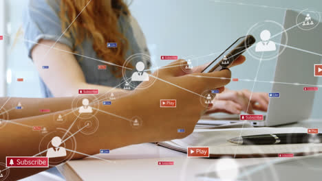 animación de iconos conectados, notificaciones, mujeres caucásicas usando teléfonos celulares y trabajando en computadora