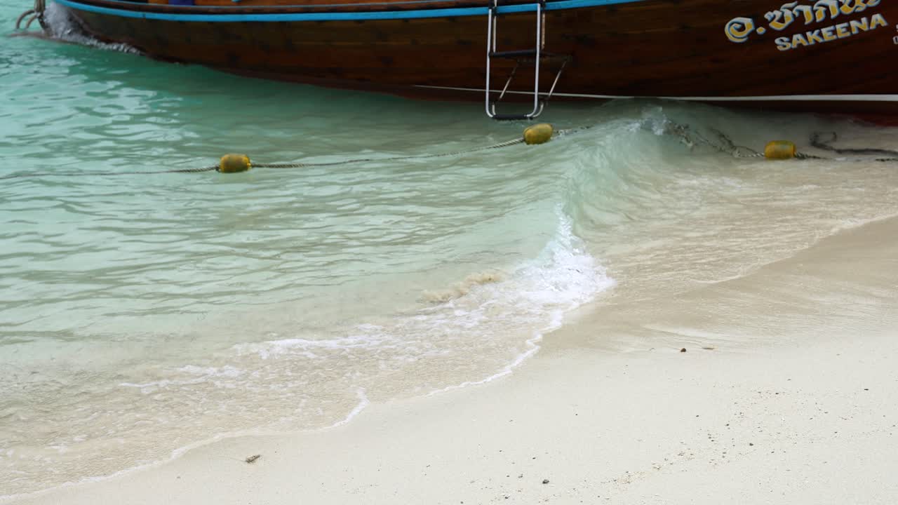 긴 리 보트를 가진 열대 해변