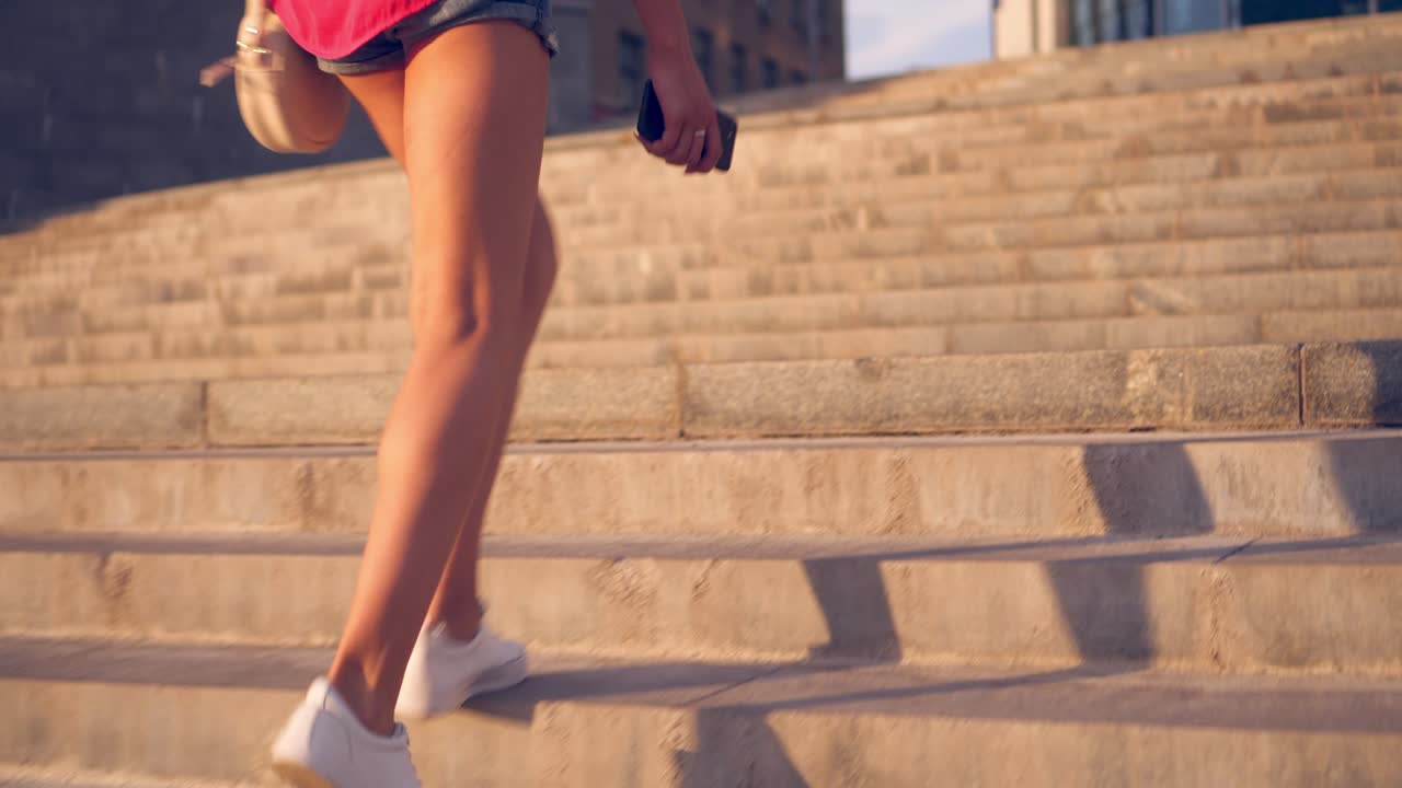 해가 지는 동안 계단에 앉아 스마트폰으로 문자 메시지를 보내는 솔직한 십대