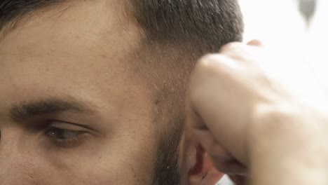 un hombre se corta el cabello en la barbería.