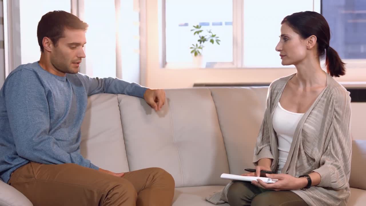 Afslappet forretningsmand taler med psykolog.