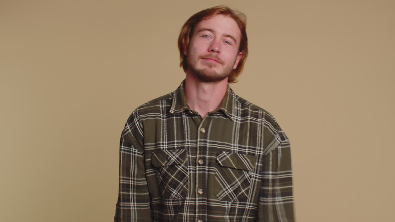 el hombre rubio sonriente hace un gesto de corazón demuestra un signo de amor expresa buenos sentimientos y simpatía