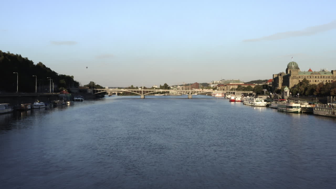 프라하, 체코의 블타바 강, 양쪽에 정박된 보트, 다리