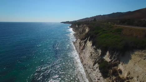 Una-Hermosa-Toma-Aérea-Larga-A-Lo-Largo-De-La-Escarpada-Costa-Central-De-California-Con-Un-Océano-Brillante