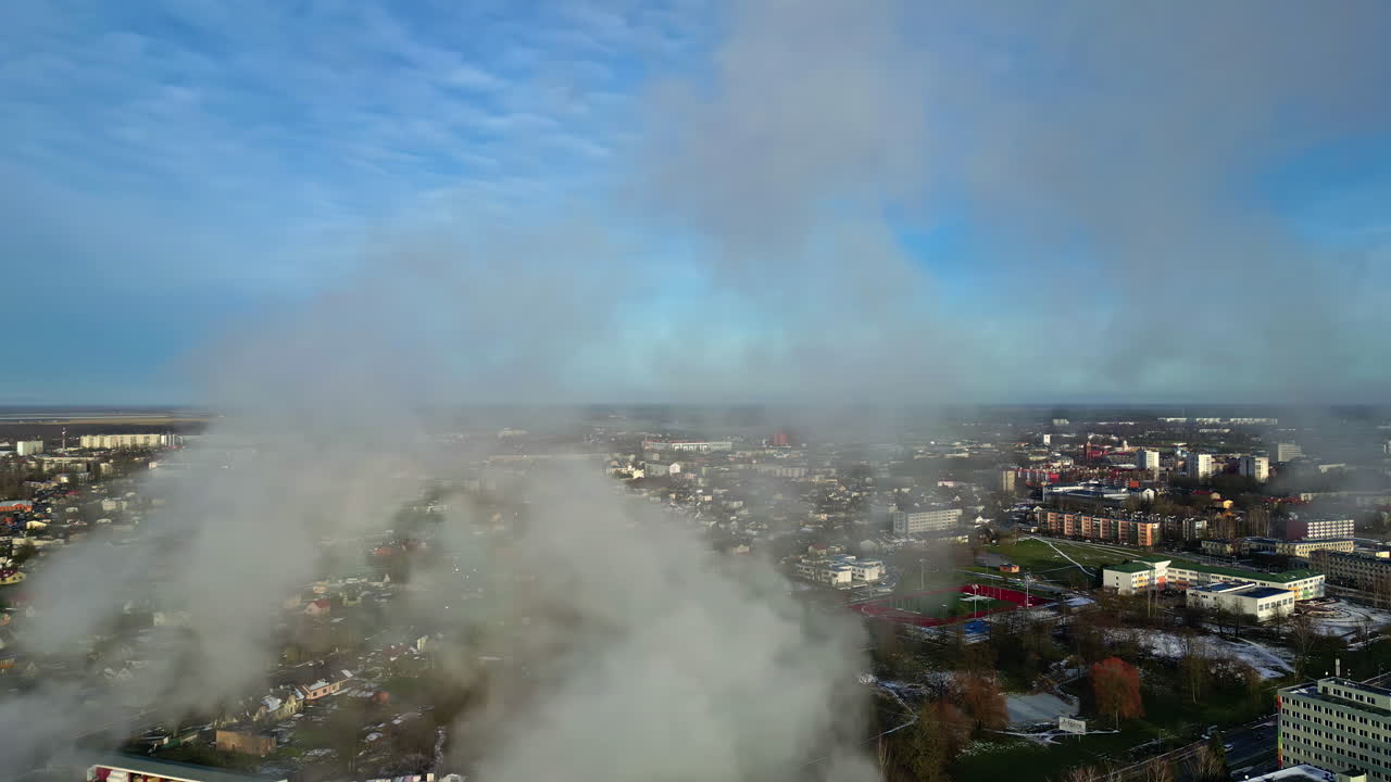 drone disparado alrededor de una nube de smog industrial, paisaje urbano contaminante, noche soleada