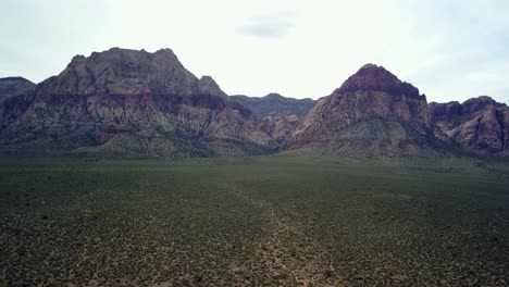 empuje aéreo alto lento en red rock canyon en nevada