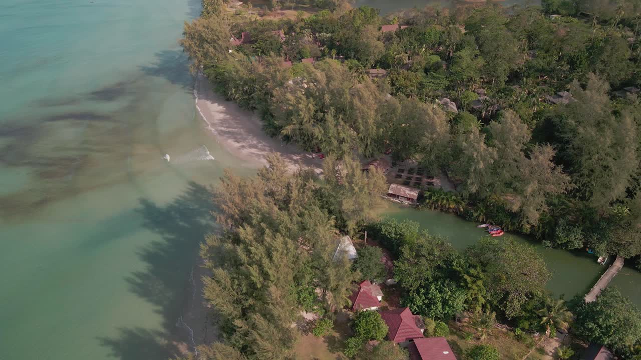 drone view: hotel laguna costera en koh chang, tailandia