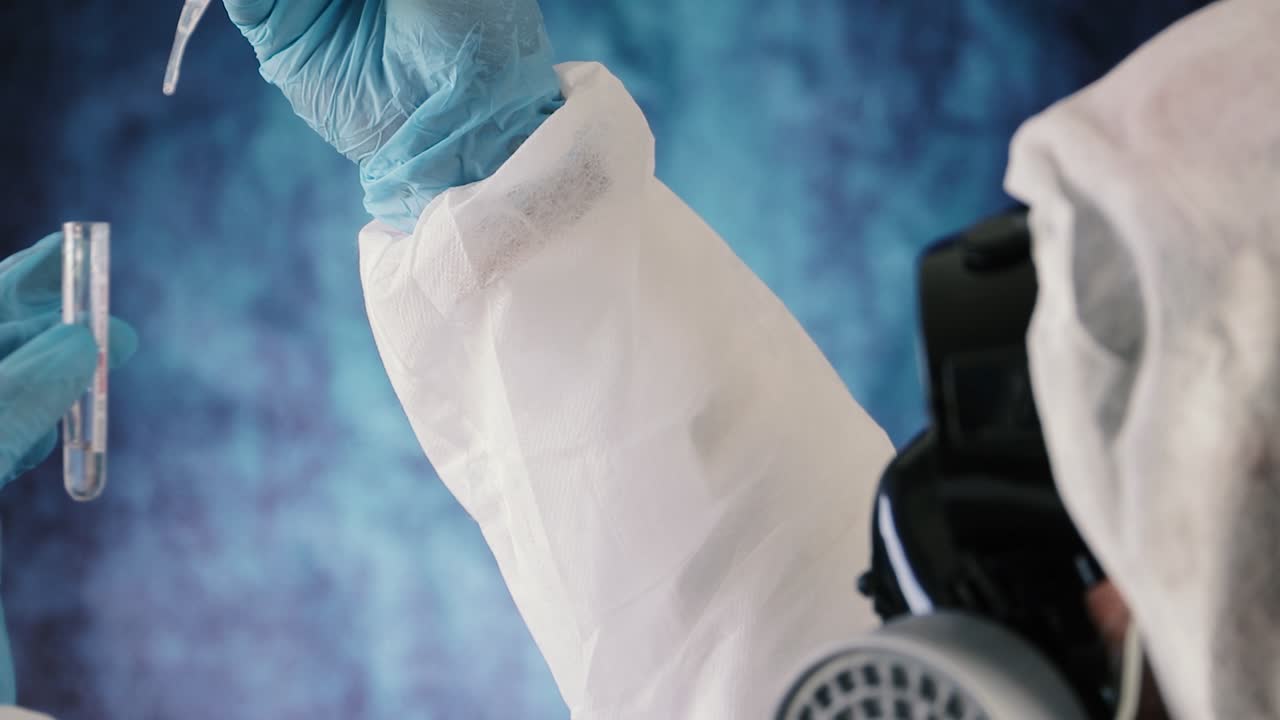 파스퇴르 피펫을 사용하여 임상 튜브에서 코비드 백신 샘플 추출 - 닫기