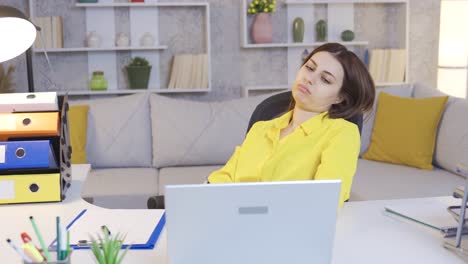 mujer de negocios frustrada y agotada trabajando desde casa en la computadora.