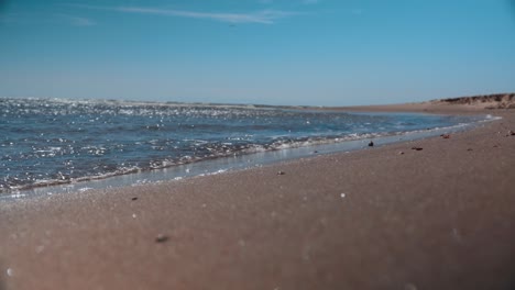 Kleine-Wellen-Aus-Blauem-Meerwasser-Schlagen-Auf-Den-Sandstrand