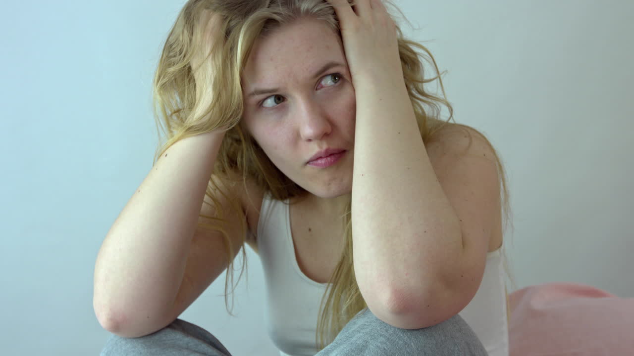 침대에서 생각하는 고독한 어머니