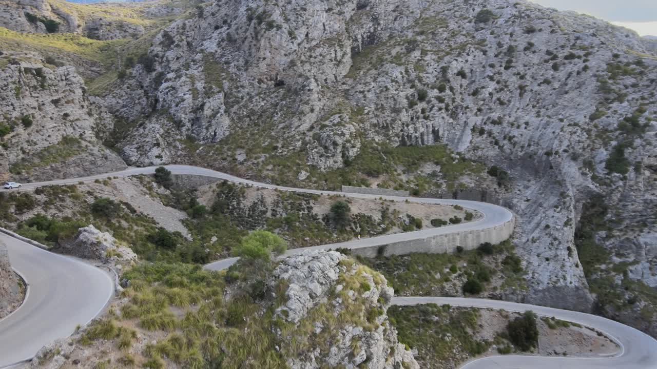 снимок поворотов на горной дороге в са калобра, майорка, испания